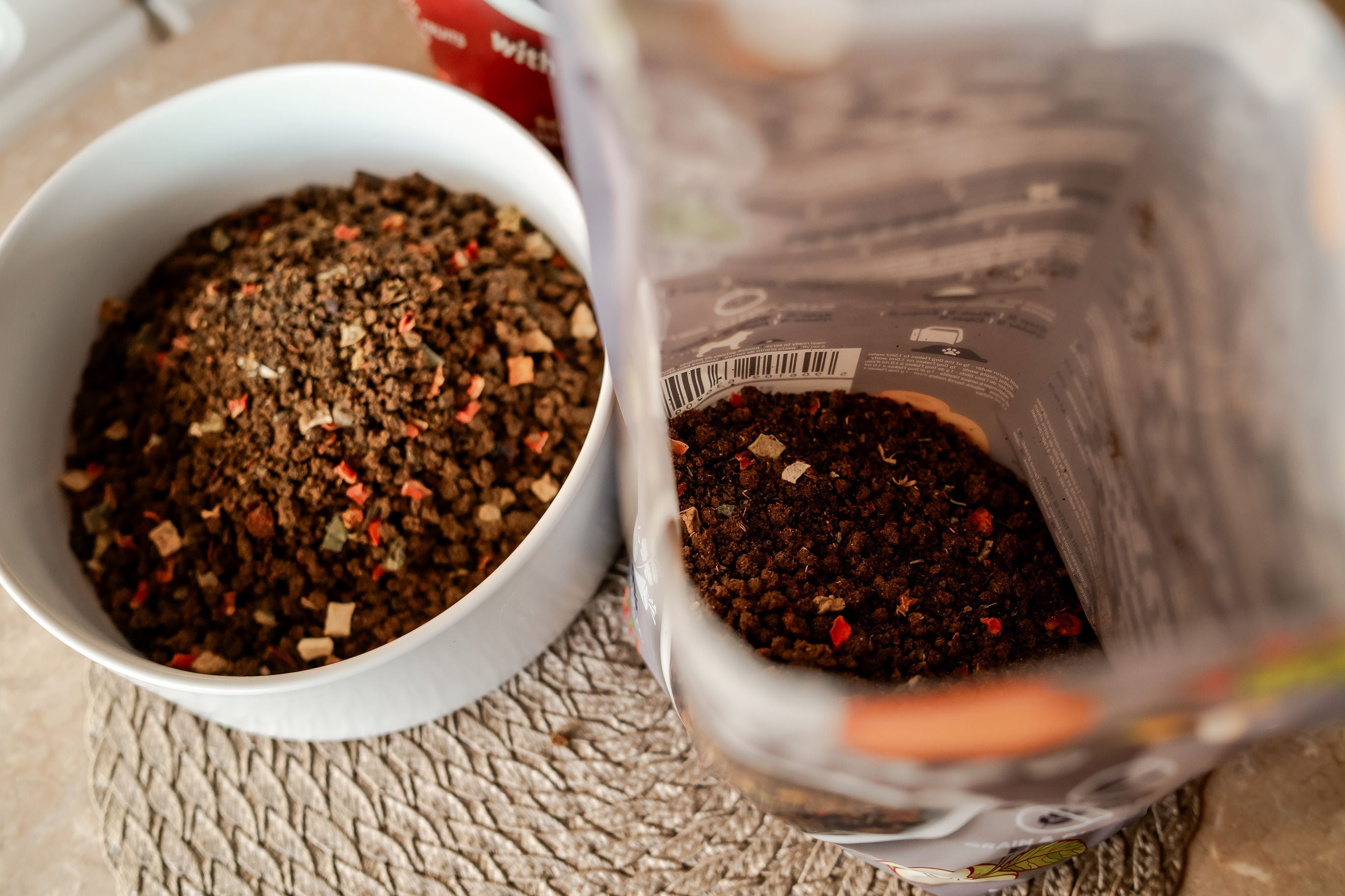 Nie tylko smak! Jak wzbogacić dietę psa witaminami prosto z natury dzięki Dogflakes?